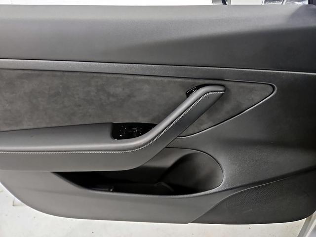 Photo of 2020 White Tesla Model 3