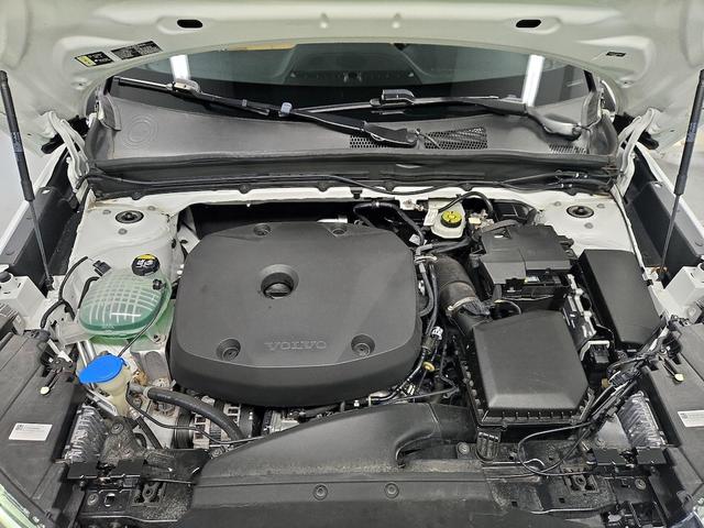 Photo of 2021 White Volvo XC40