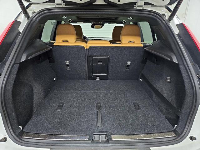 Photo of 2021 White Volvo XC40