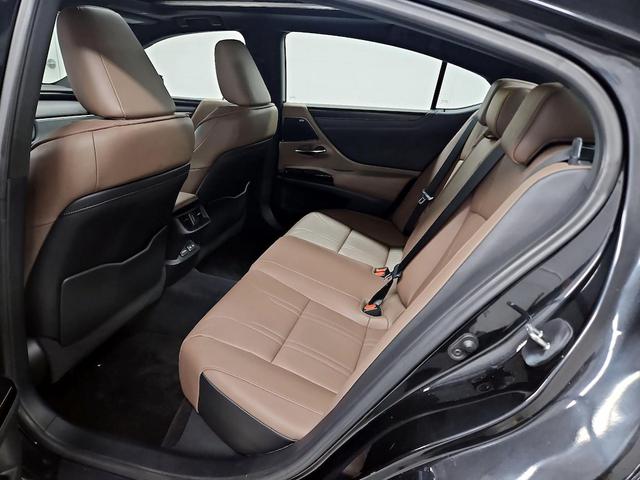 Photo of 2022 Black Lexus ES 350