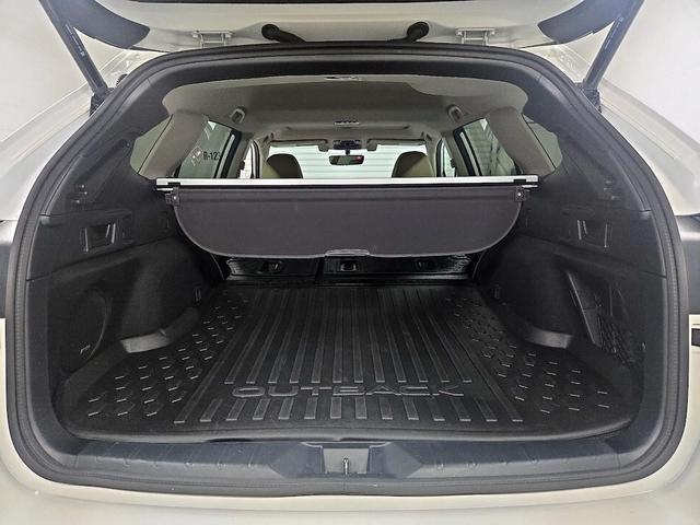 Photo of 2022 White Subaru Outback