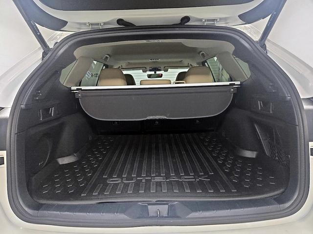 Photo of 2022 White Subaru Outback