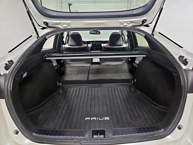 Photo of 2017 White Toyota Prius