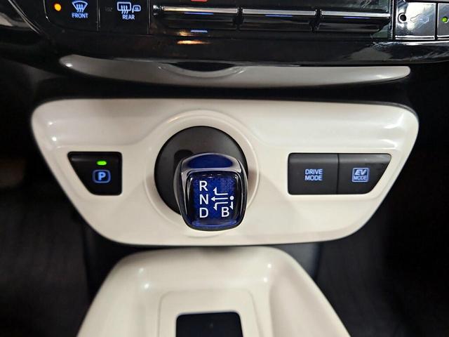Photo of 2017 White Toyota Prius