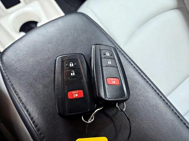 Photo of 2017 White Toyota Prius