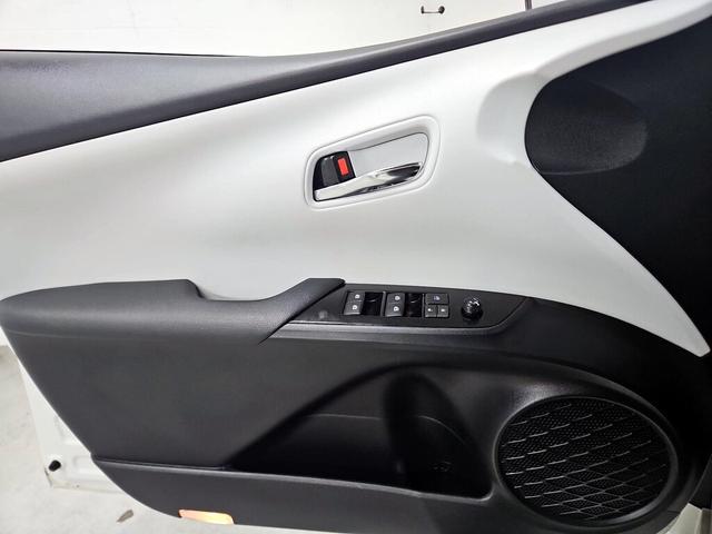 Photo of 2017 White Toyota Prius