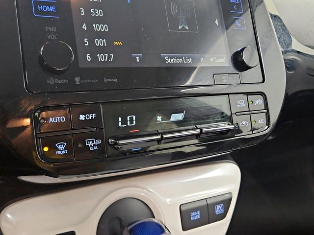 Photo of 2017 White Toyota Prius