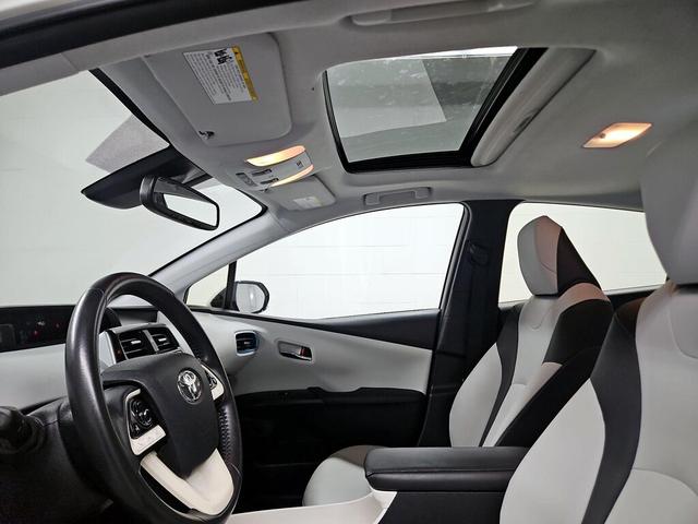 Photo of 2017 White Toyota Prius