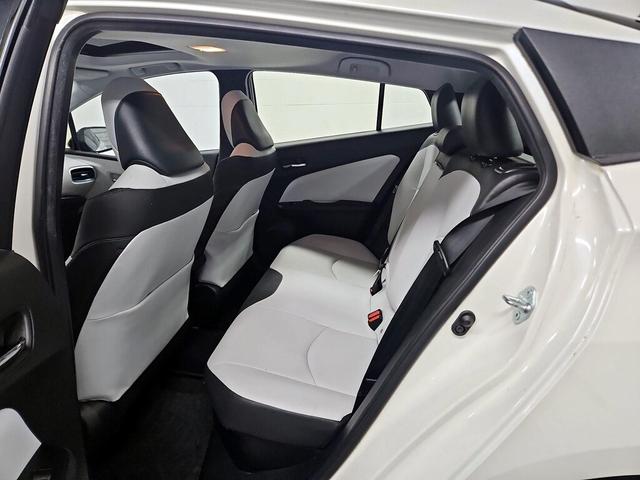 Photo of 2017 White Toyota Prius