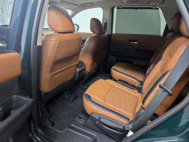 Photo of 2022 Green Nissan Pathfinder