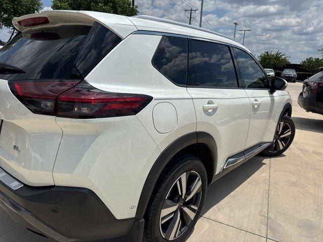 Photo of 2023 White Nissan Rogue