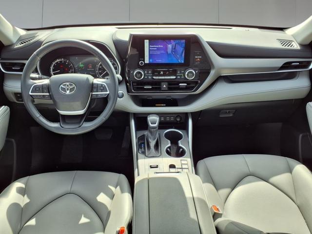 Photo of 2023 White Toyota Highlander