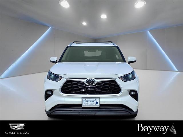 Photo of 2023 White Toyota Highlander