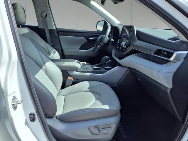 Photo of 2023 White Toyota Highlander
