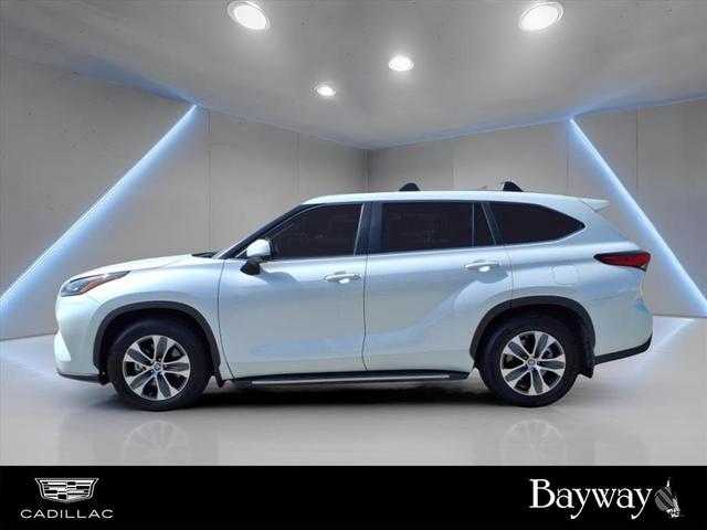 Photo of 2023 White Toyota Highlander