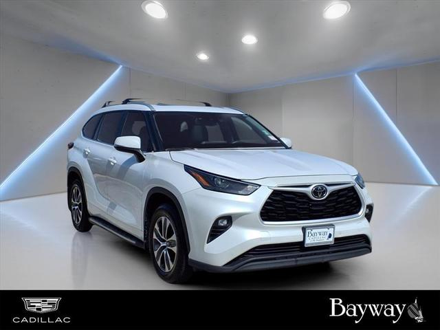 Photo of 2023 White Toyota Highlander