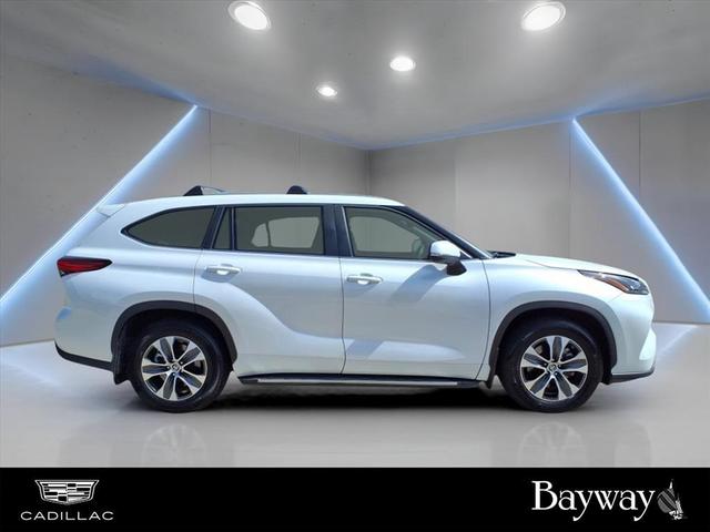 Photo of 2023 White Toyota Highlander