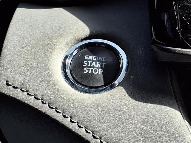 Photo of 2023 White Toyota Highlander