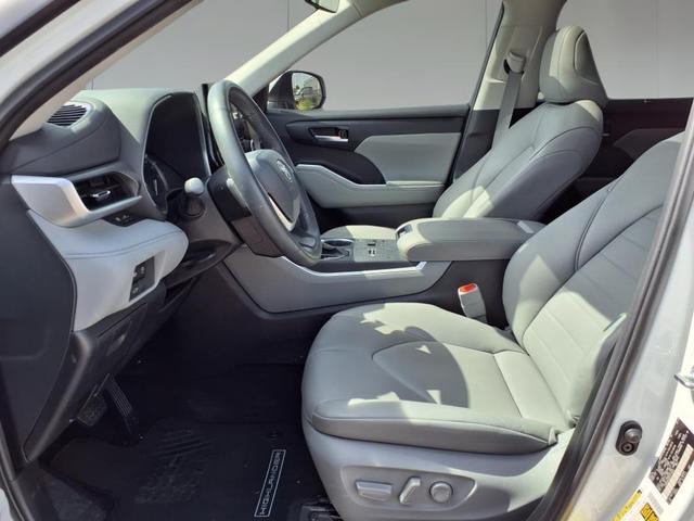 Photo of 2023 White Toyota Highlander