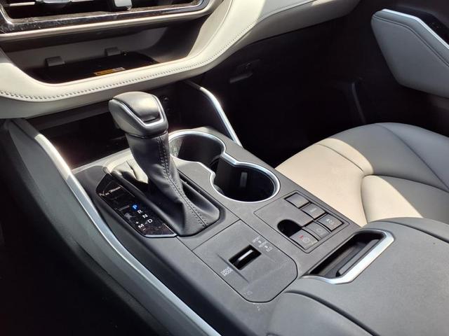 Photo of 2023 White Toyota Highlander