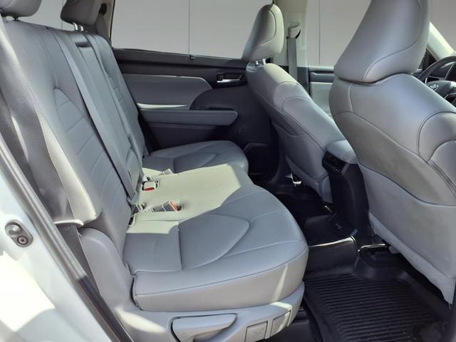 Photo of 2023 White Toyota Highlander