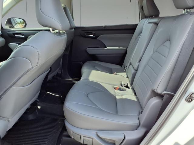 Photo of 2023 White Toyota Highlander