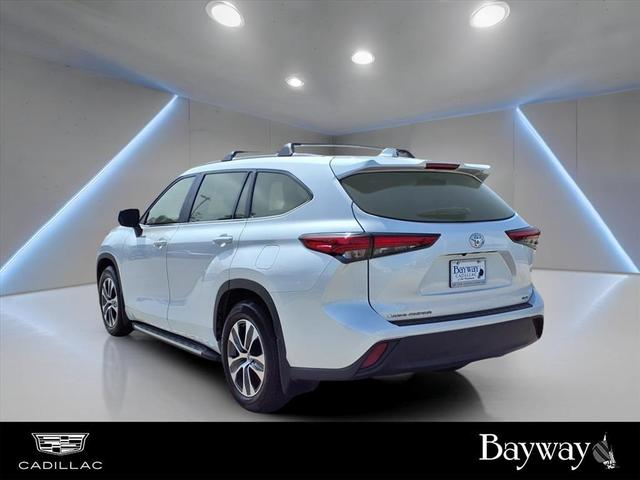 Photo of 2023 White Toyota Highlander