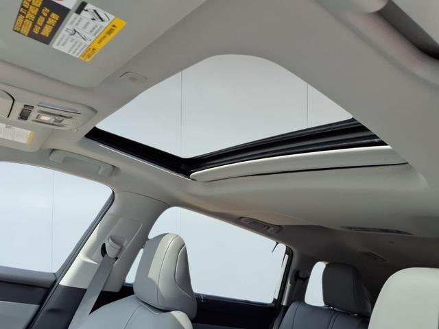 Photo of 2023 White Toyota Highlander