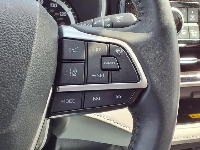 Photo of 2023 White Toyota Highlander