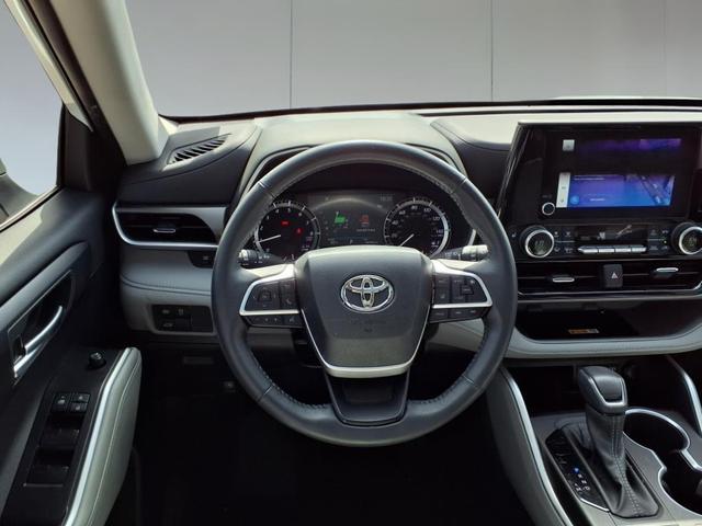 Photo of 2023 White Toyota Highlander