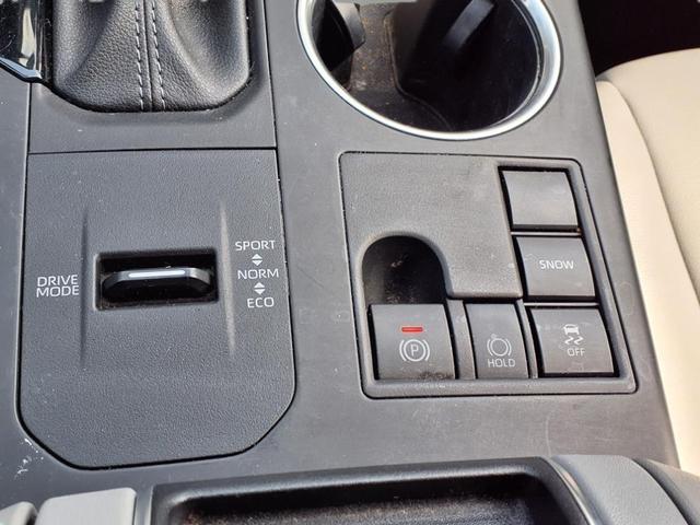 Photo of 2023 White Toyota Highlander