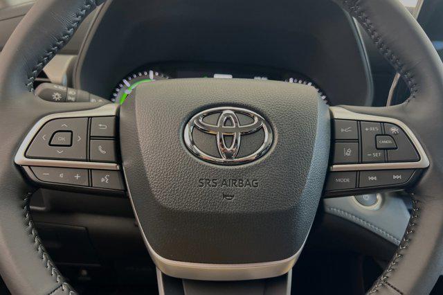 Photo of 2024 Midnight Black Metallic Toyota Highlander Hybrid
