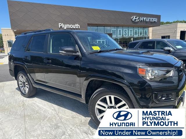 Photo of 2022 Midnight Black Metallic Toyota 4Runner