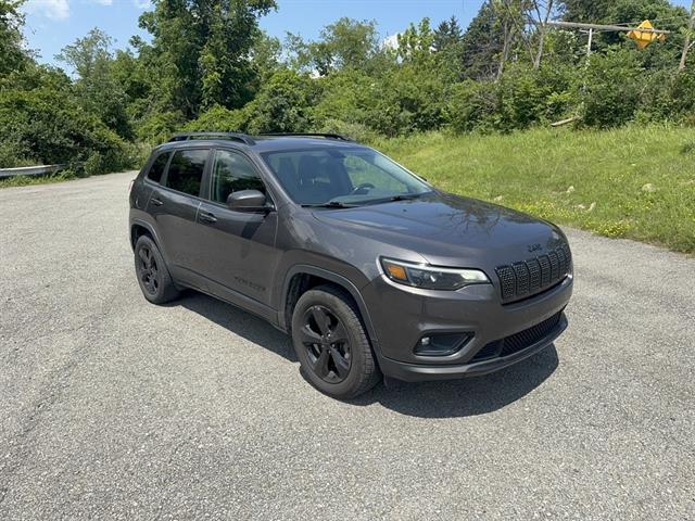 Photo of 2019 Granite Crystal Metallic Clearcoat Jeep Cherokee