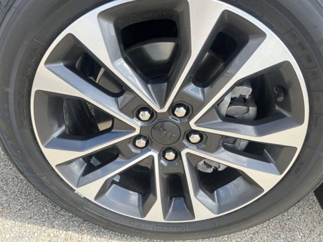 Photo of 2021 Silver Zynith Jeep Grand Cherokee L