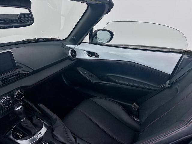 Photo of 2016 Crystal White Pearl Metallic Mazda MX-5 Miata