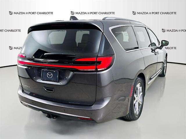 Photo of 2022 Granite Crystal Clearcoat Metallic Chrysler Pacifica