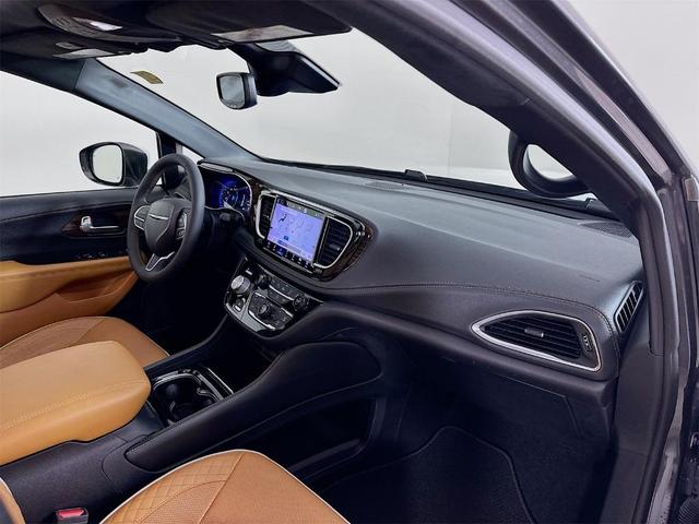 Photo of 2022 Granite Crystal Clearcoat Metallic Chrysler Pacifica