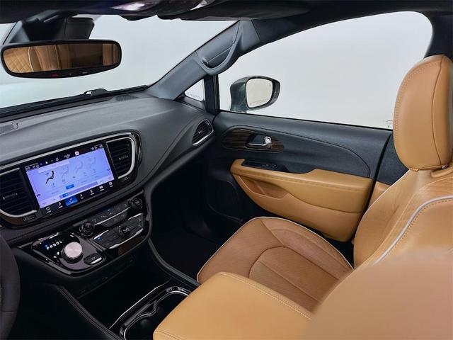 Photo of 2022 Granite Crystal Clearcoat Metallic Chrysler Pacifica