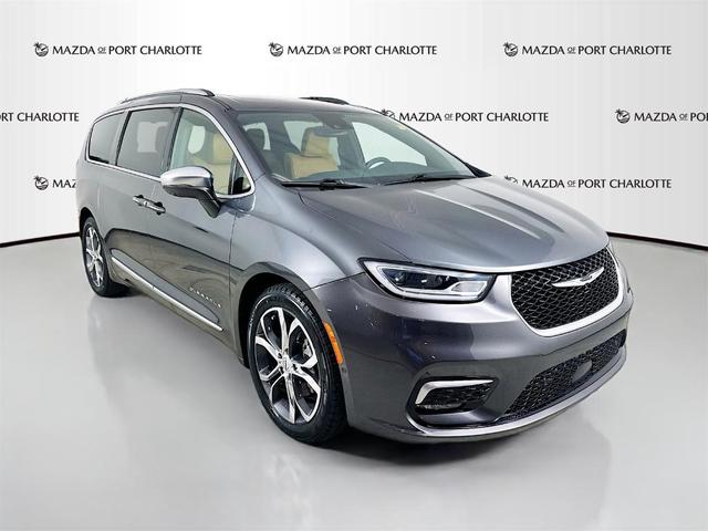 Photo of 2022 Granite Crystal Clearcoat Metallic Chrysler Pacifica