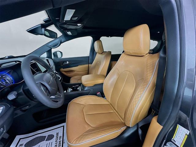 Photo of 2022 Granite Crystal Clearcoat Metallic Chrysler Pacifica