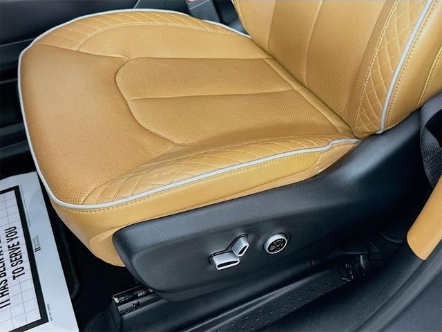 Photo of 2022 Granite Crystal Clearcoat Metallic Chrysler Pacifica