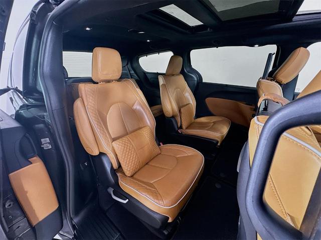 Photo of 2022 Granite Crystal Clearcoat Metallic Chrysler Pacifica