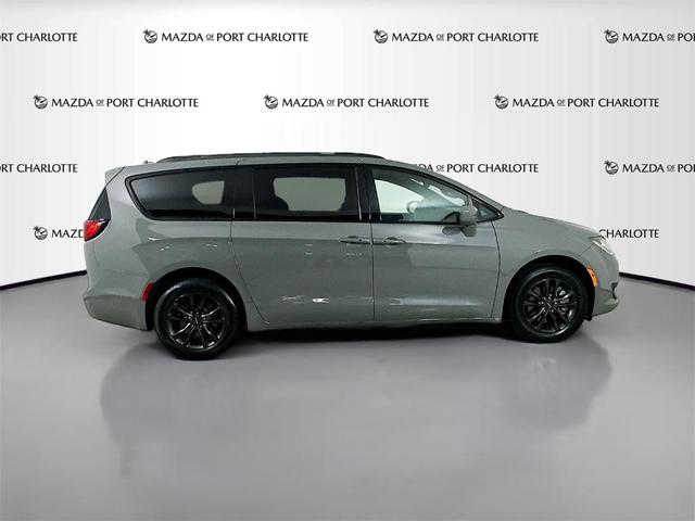 Photo of 2020 Ceramic Gray Clearcoat Chrysler Pacifica