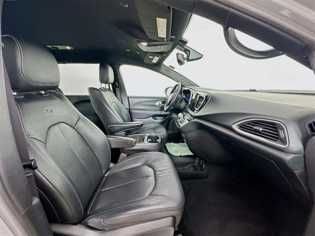 Photo of 2020 Ceramic Gray Clearcoat Chrysler Pacifica