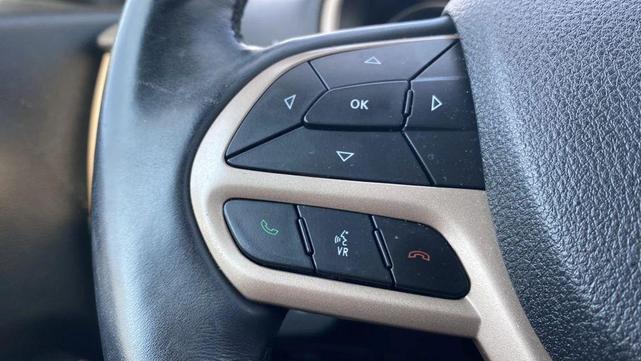 Photo of 2018 White Jeep Cherokee