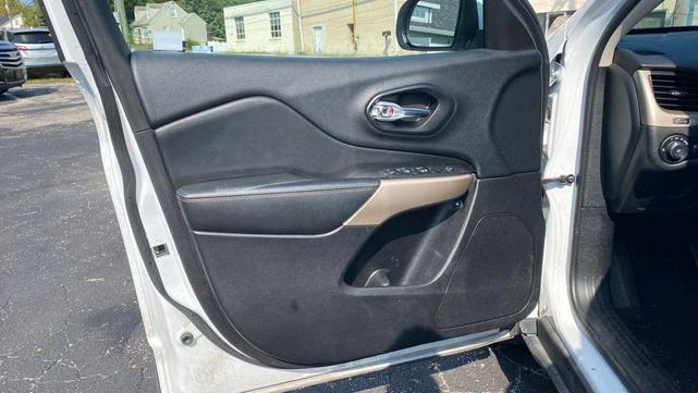 Photo of 2018 White Jeep Cherokee