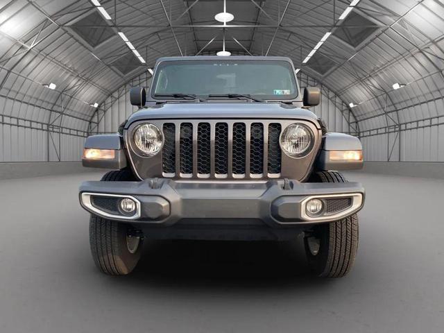 Photo of 2022 Gray Jeep Gladiator