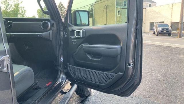 Photo of 2022 Gray Jeep Gladiator