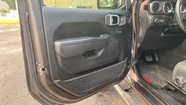 Photo of 2022 Gray Jeep Gladiator